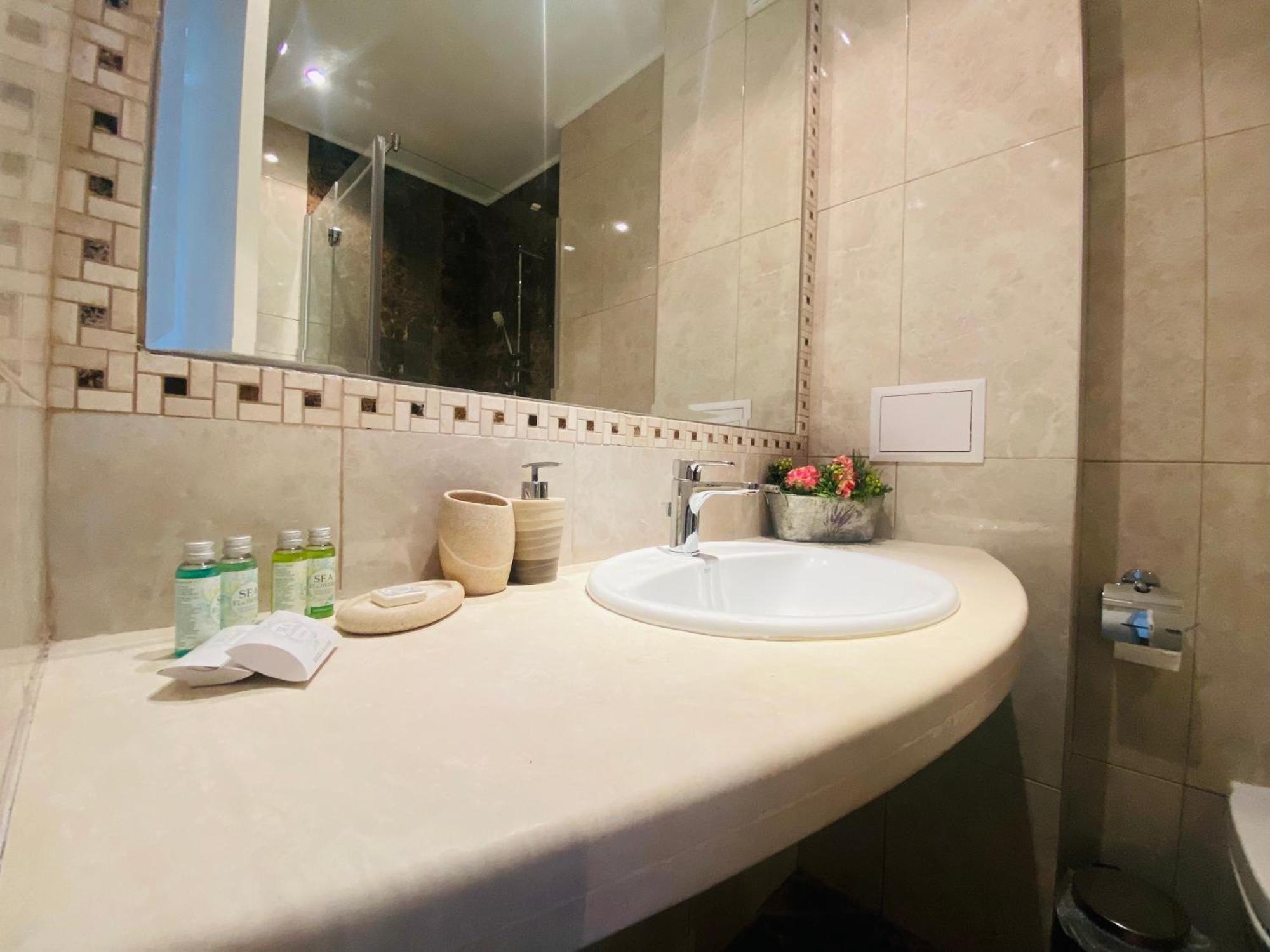 1Bd Ap In La Mer Complex Private Beach And Pool Golden Sands Exterior foto